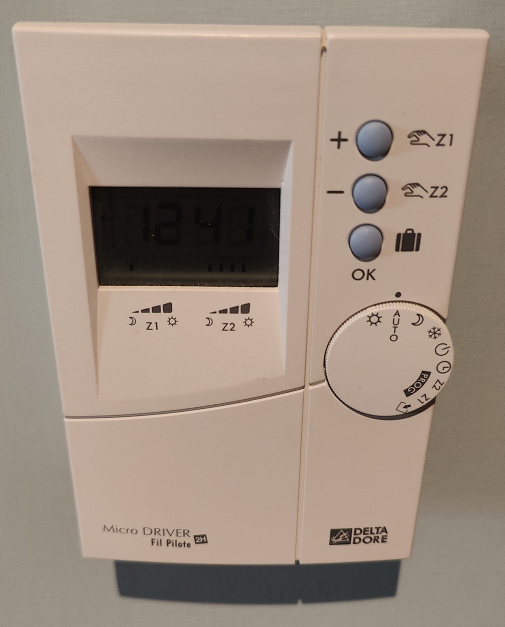 An electronic heating timer controller with dial and digital display