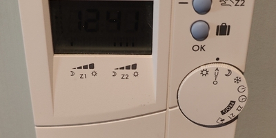 An electronic heating timer controller with dial and digital display