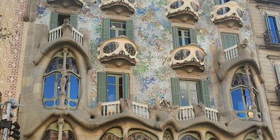 Outside the Casa Batlló surrounded by tourists